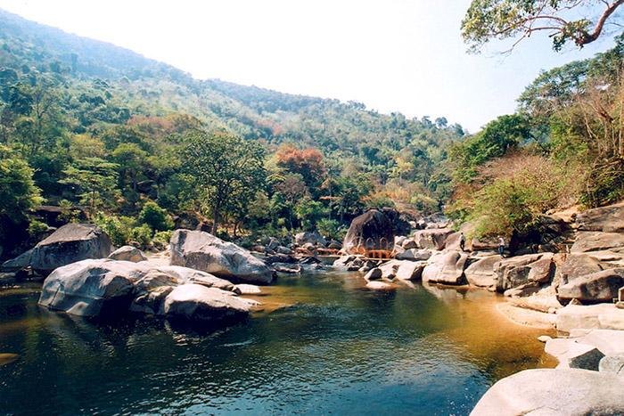 Cảnh quan suối đá vùng núi
